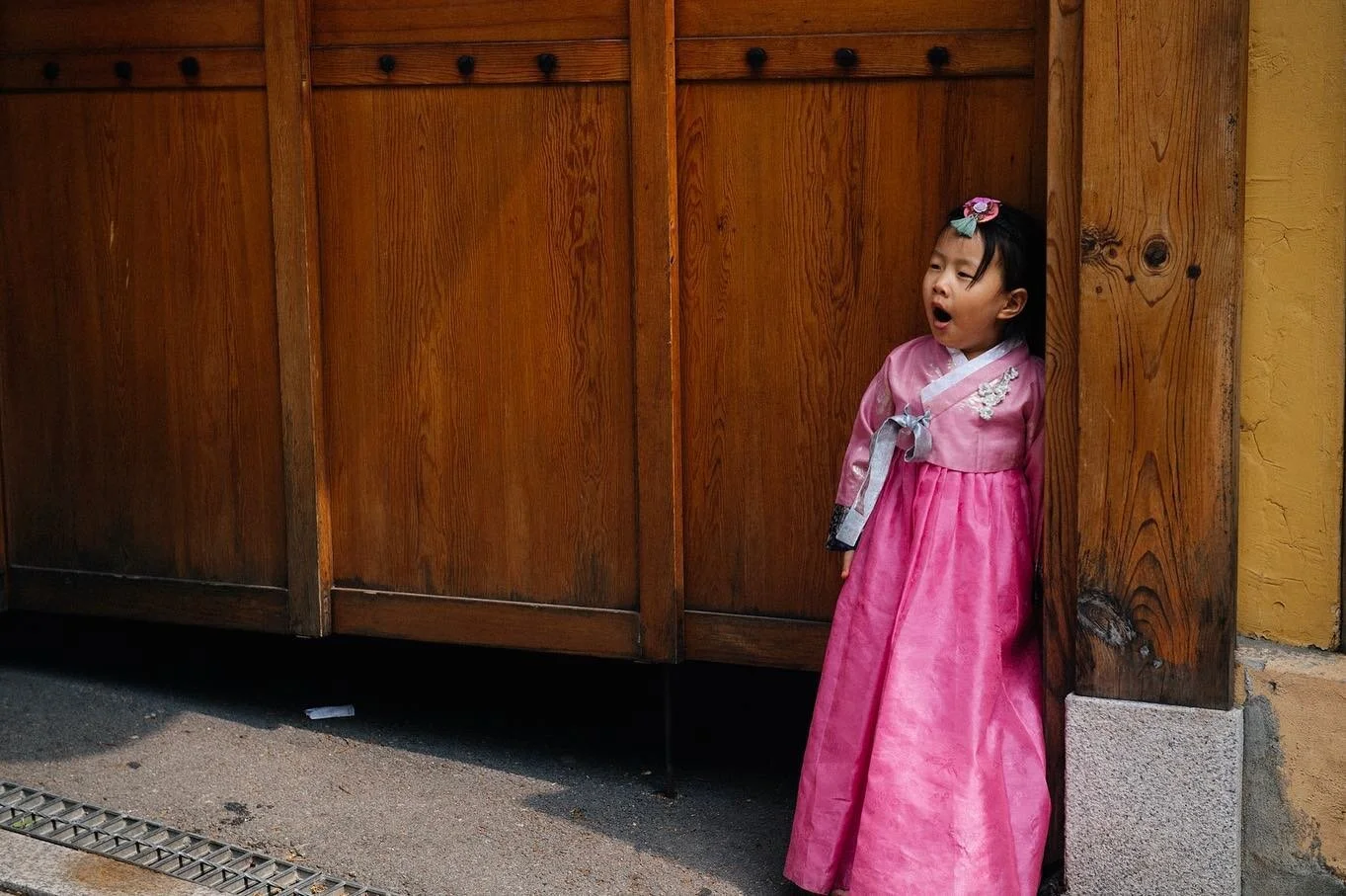 In the last two days I visited the Changdeok, Changgyeong and (the reconstructed) Gyeongbok Palaces. Tourists rent Hanboks, tradicional Korean clothing, to take pictures in the ancient locations. #travel #travelphotography #traveladdict #travelpic #t