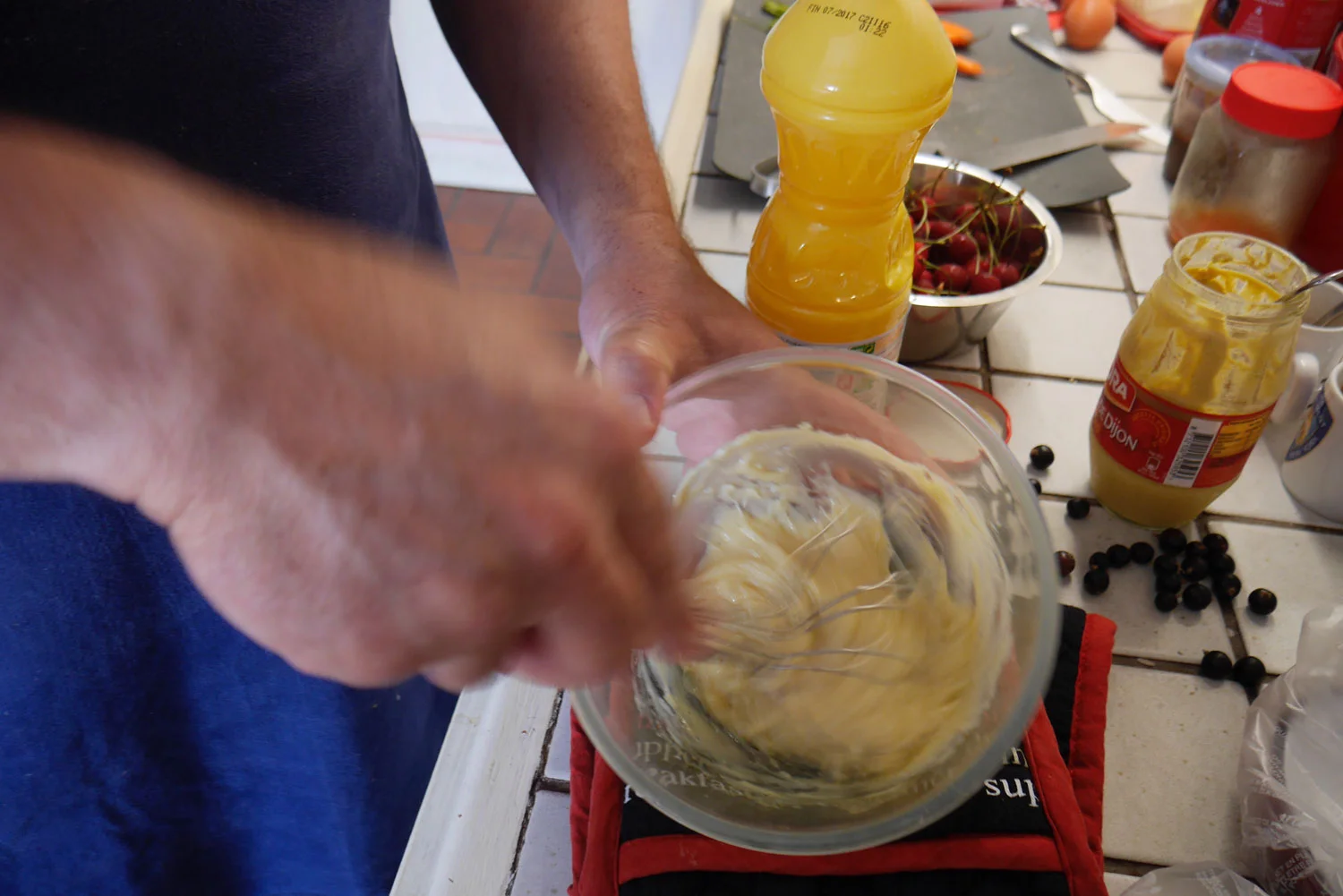After 4 minutes you will have thick mayonnaise.