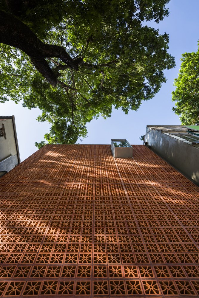 04_Tree-shadow-on-the-facade_Hiroyuki-Oki.jpg