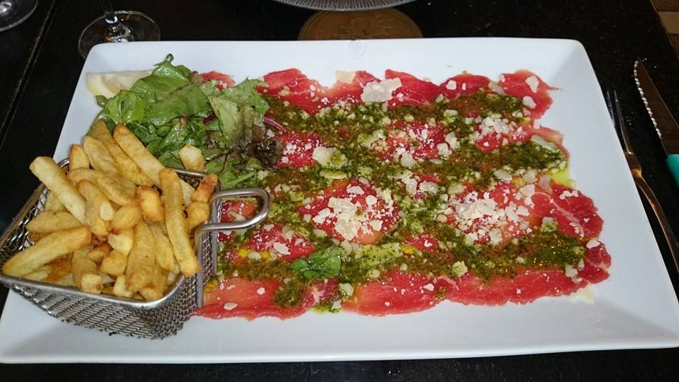 イタリアンな牛肉のカルパッチョ(フレッシュなパルメザンチーズとバジルソース)