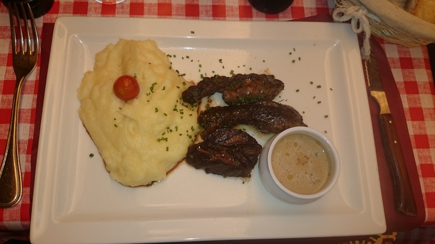 ヒレ肉の方はソースが特徴的です。 マスタードをベースにしたソースにケッパーのピクルスが混ぜてあり、その味がアクセントに。お肉にとても合います。バケットにも付けてみましたがそれも美味しい。クリーミーなマッシュポテトです。