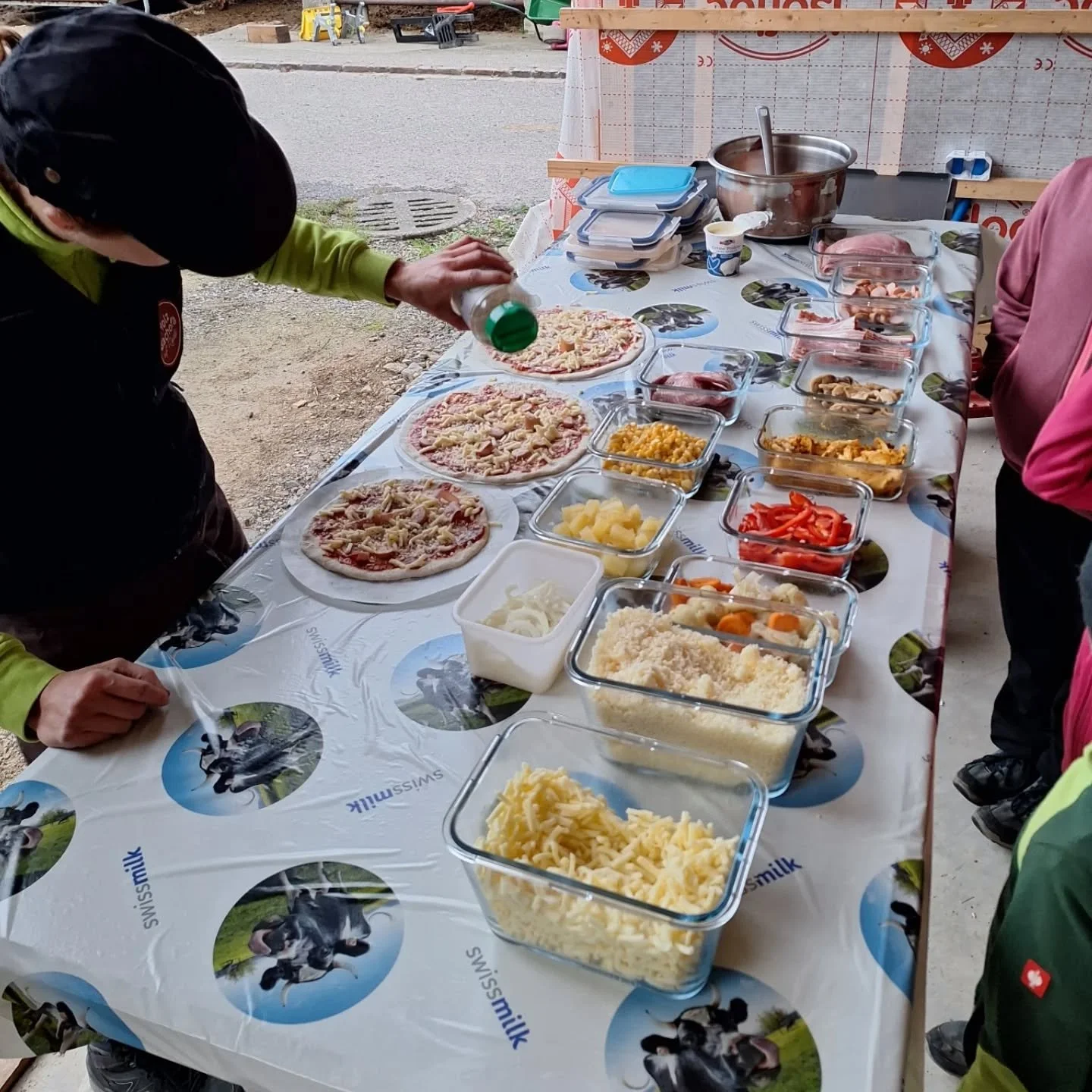 🍇✂️ Wümmerabend 2025 🍕🍕
Einen gemütlichen Abend mit unseren treuen und fleissigen Helfer/innen durften wir verbringen. Bei einem guten Glas Wein, herrlich knuspriger Holzofenpizza (lieben Dank Judith!) und etwas Süssem vom Dessertbu