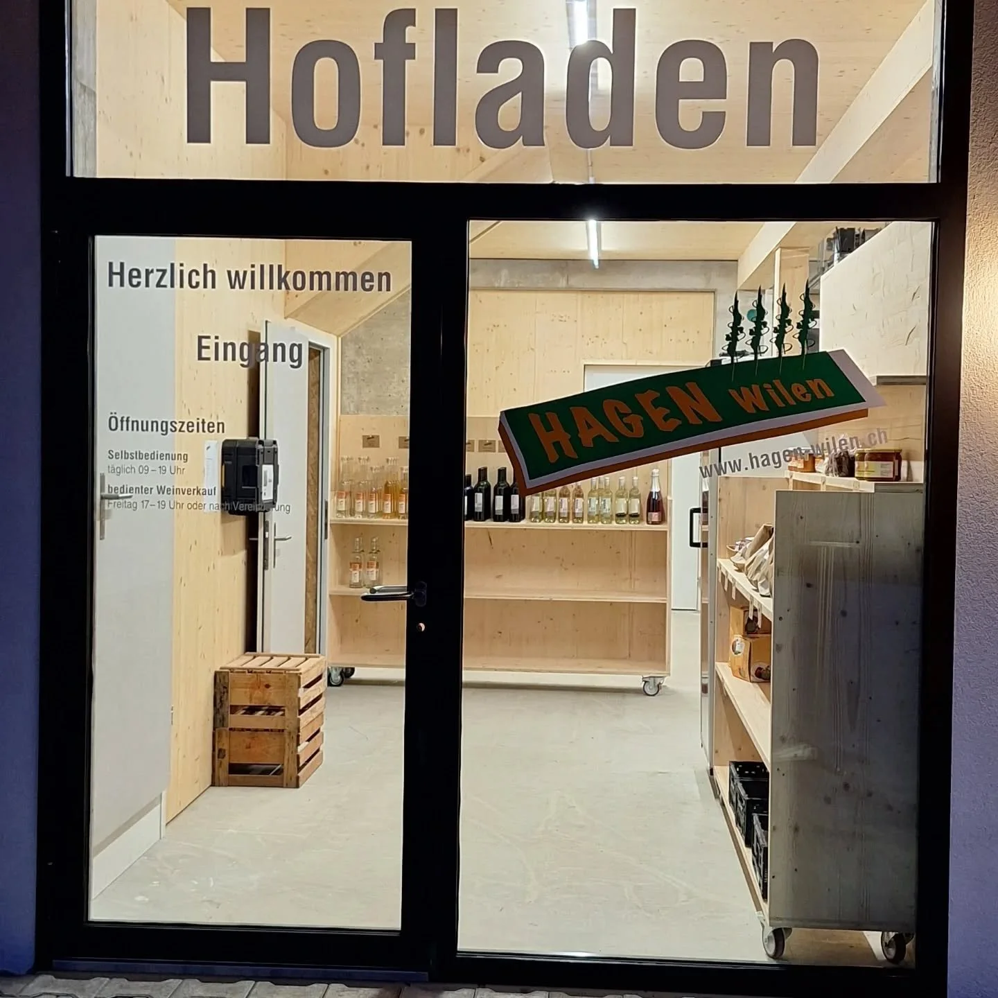 🥳🎉 Unser Hofladen war heute zum 1. Mal offen f&uuml;r euch. Wir bedanken uns herzlich f&uuml;r eure zahlreichen Besuche und euer Interesse und freuen uns, euch bald wieder zu sehen!

○ Selbstbedienung t&auml;glich von 09 - 19 Uhr
○ bedienter Weinve
