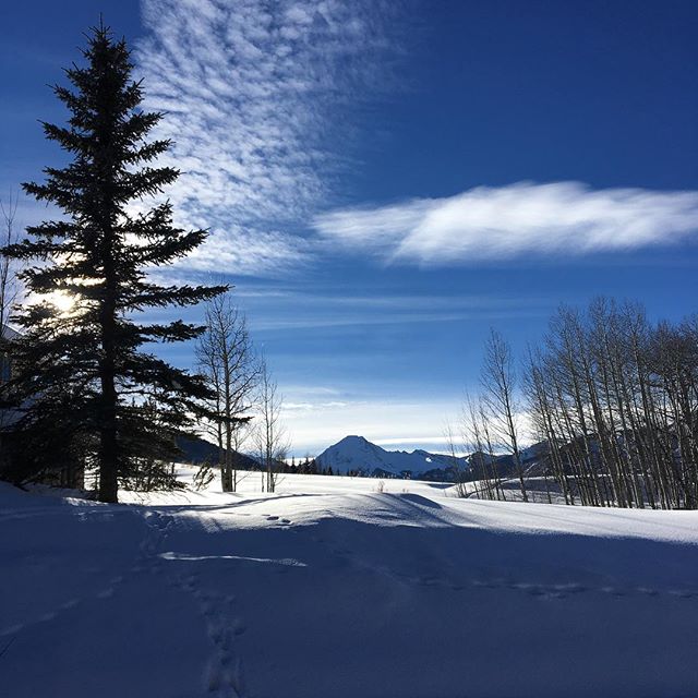 Perfect bluebird day for a #snowshoe! ☀️ #mtdaly #clouds #enjoyaspen #aspen #sunshine #lifeisbeautiful @aspensnowmass @aspentrailfinder