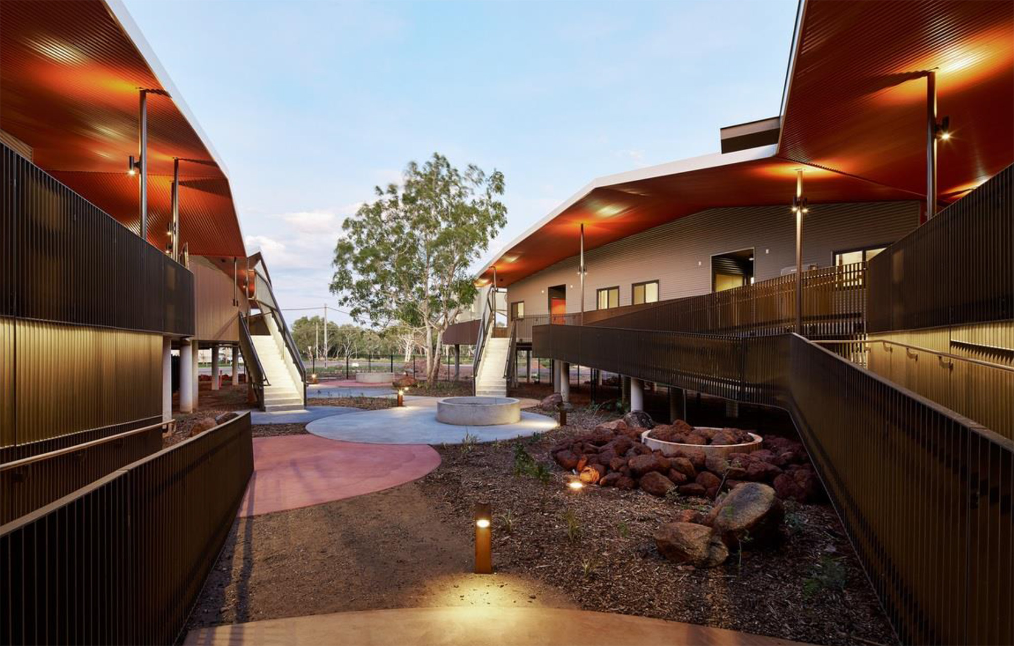 Fig.4 Patio abierto integrado a las habitaciones. Pedersen, Hook Archs. Iredale, Australia.