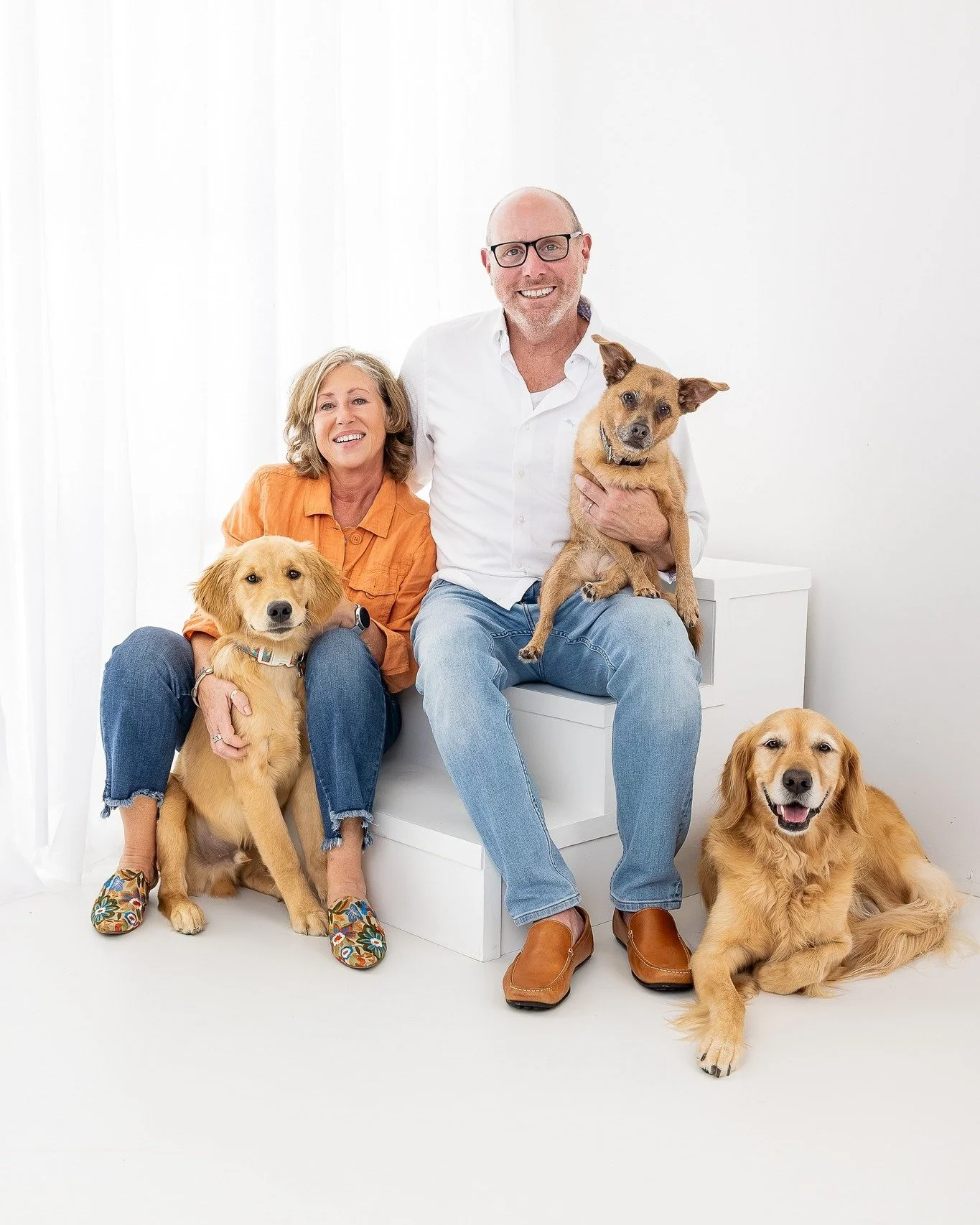 A new puppy calls for updated family portraits! 🐾💛

I had an absolute blast photographing Julie, her husband Bobby, and her crew: Golden Retrievers Ludi and puppy Walter, along with their terrier mix sister, Sylvie! Walter is the newest addition to