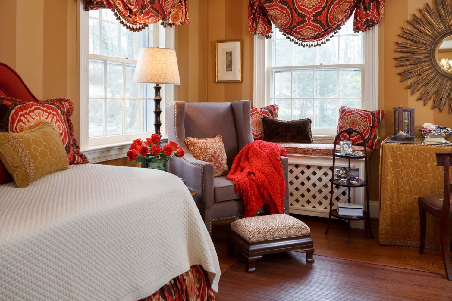 21_bedroom-with-bold-red-accents.jpg