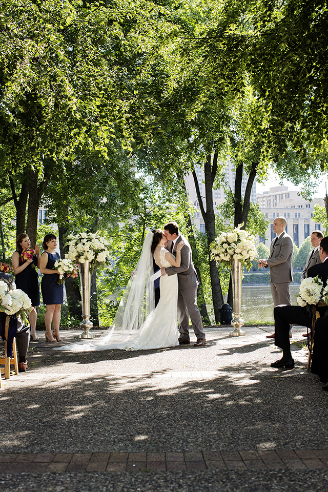 Nicollet Island Pavilion Wedding Photos | Wedding Photographer | Photography by Photogen Inc. | Eliesa Johnson | Minneapolis, Minnesota
