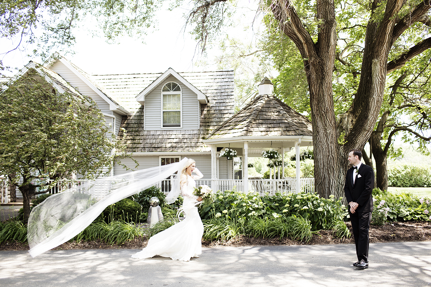 Buffalo MN Barn Wedding | Wedding Photographer | Photos by Photogen Inc. | Eliesa Johnson | Based in Minneapolis, Minnesota