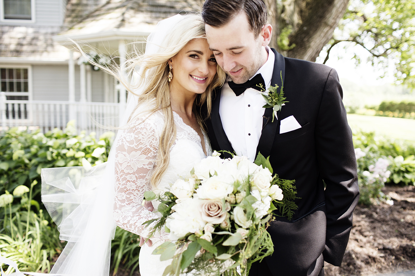 Buffalo MN Barn Wedding | Wedding Photographer | Photos by Photogen Inc. | Eliesa Johnson | Based in Minneapolis, Minnesota