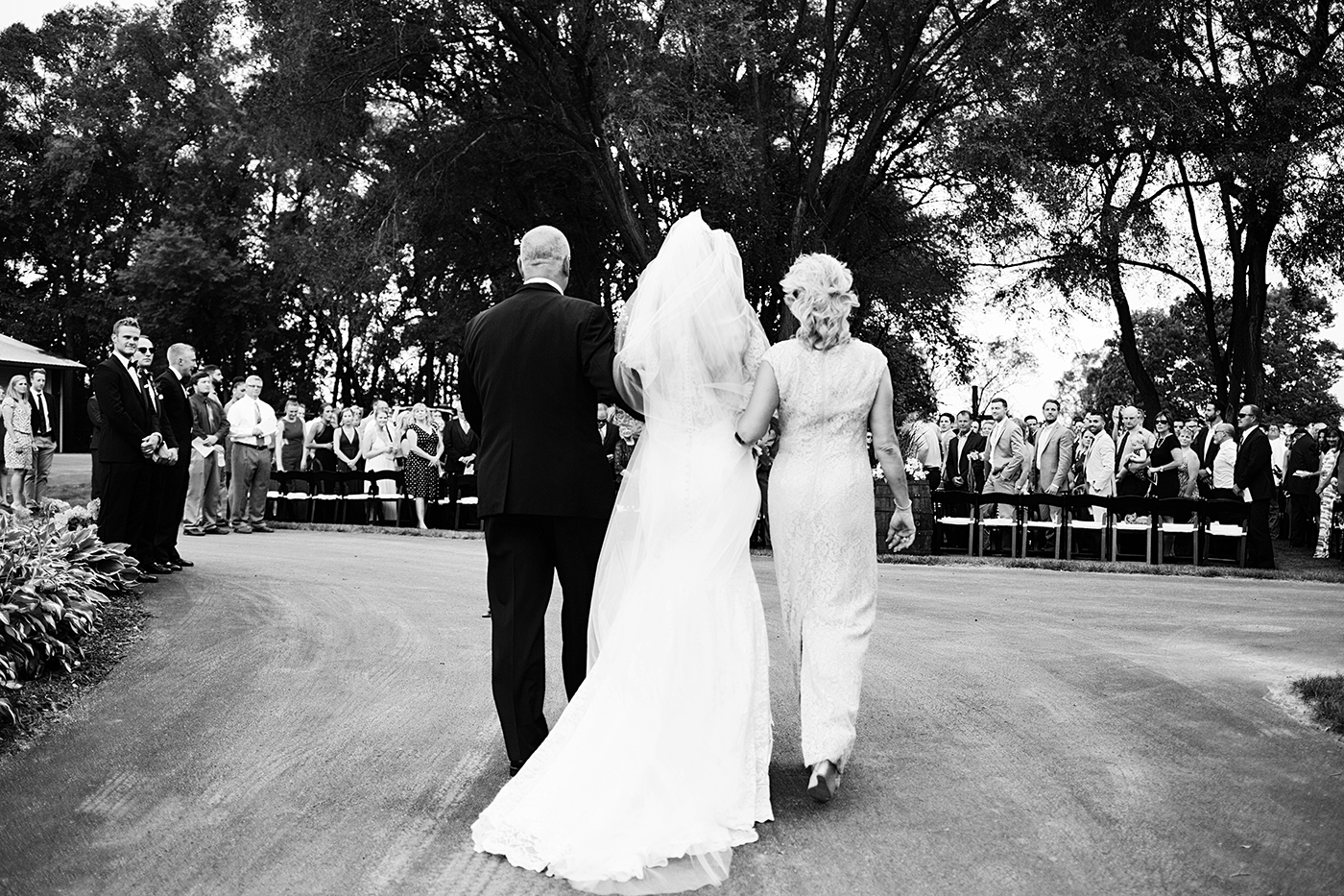 Buffalo MN Barn Wedding | Wedding Photographer | Photos by Photogen Inc. | Eliesa Johnson | Based in Minneapolis, Minnesota