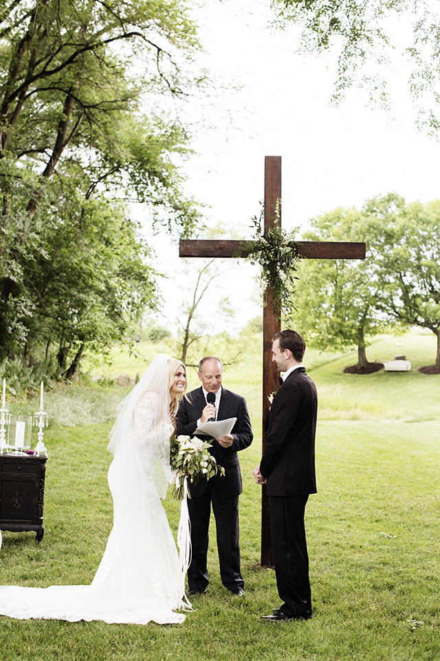 Buffalo MN Barn Wedding | Wedding Photographer | Photos by Photogen Inc. | Eliesa Johnson | Based in Minneapolis, Minnesota