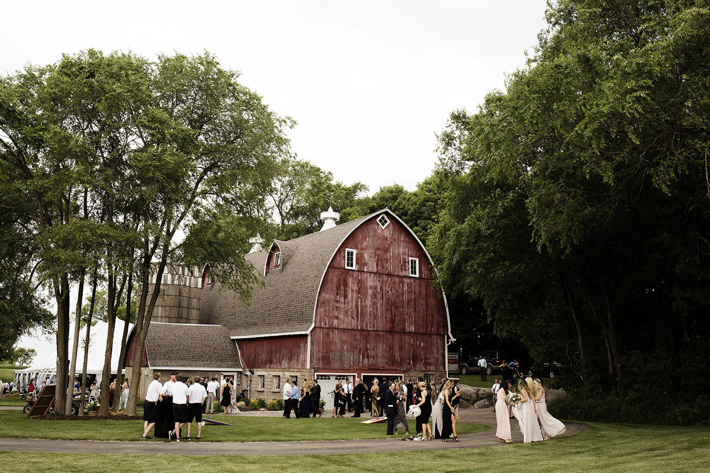 Buffalo MN Barn Wedding | Wedding Photographer | Photos by Photogen Inc. | Eliesa Johnson | Based in Minneapolis, Minnesota