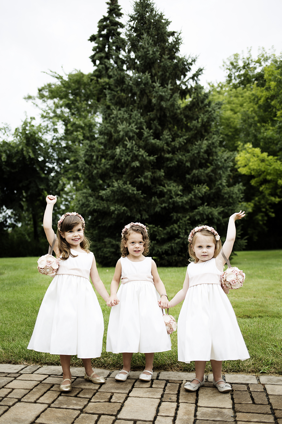 Flower Girls | Diamond Lake Lutheran Church Wedding | Minneapolis Wedding Photographer | Photos by Photogen Inc. | Eliesa Johnson