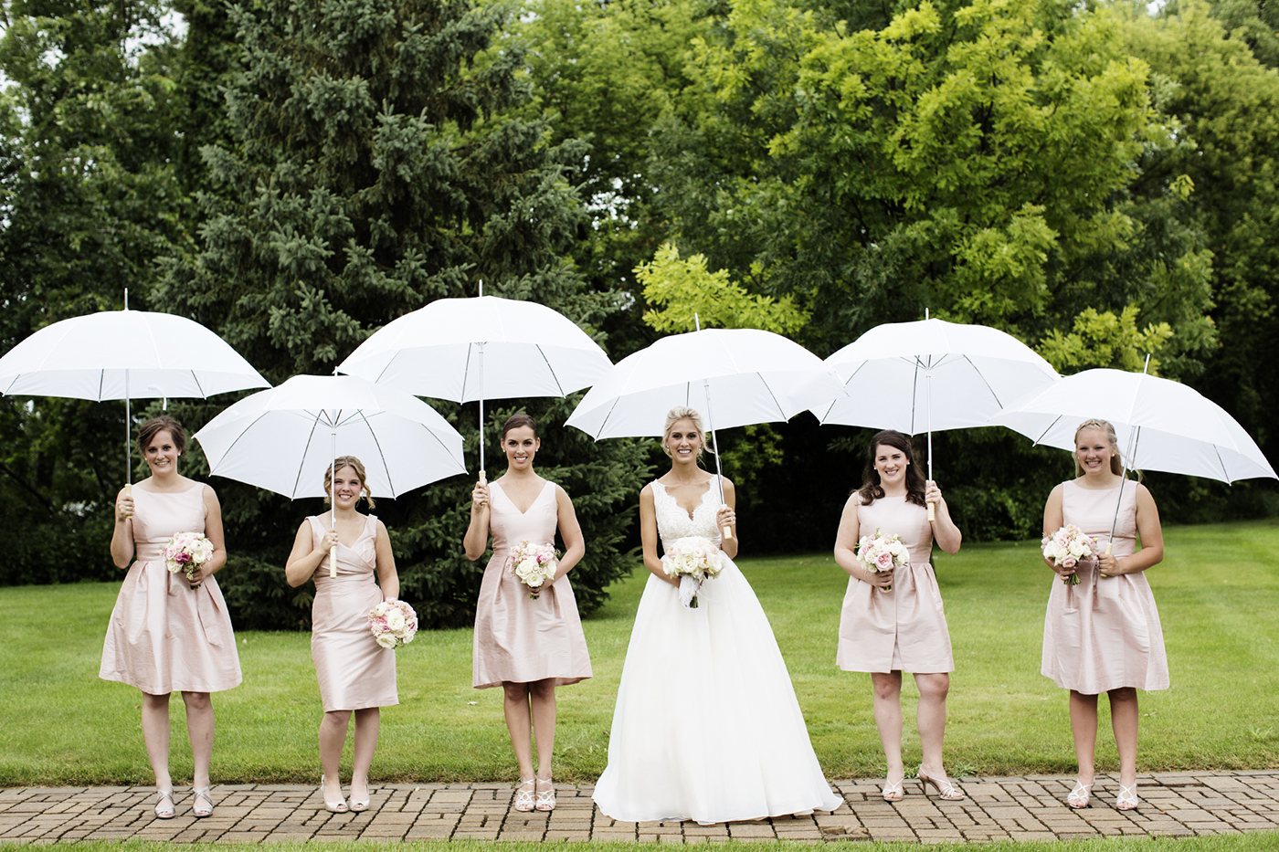 Bridesmaids with Umbrellas | Diamond Lake Lutheran Church Wedding | Minneapolis Wedding Photographer | Photos by Photogen Inc. | Eliesa Johnson