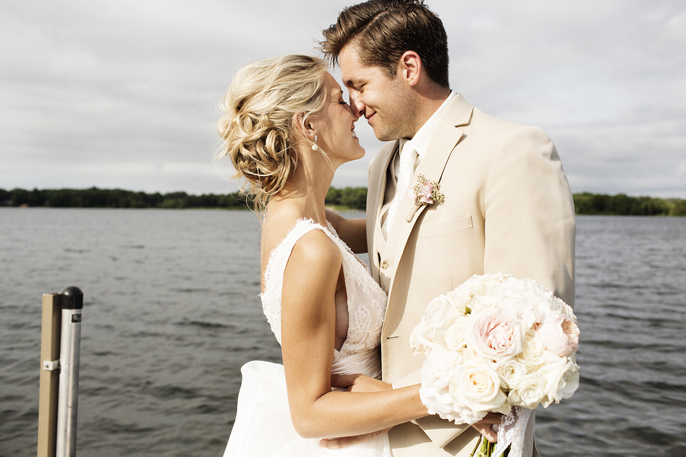 Lafayette Club Wedding Minnetonka Beach | Minneapolis Wedding Photographer | Photos by Photogen Inc. | Eliesa Johnson