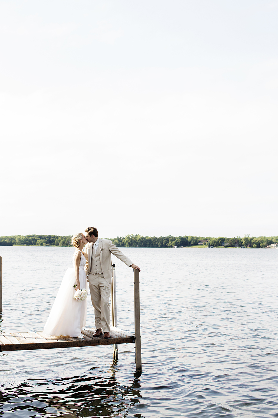 Lafayette Club Wedding Minnetonka Beach | Minneapolis Wedding Photographer | Photos by Photogen Inc. | Eliesa Johnson