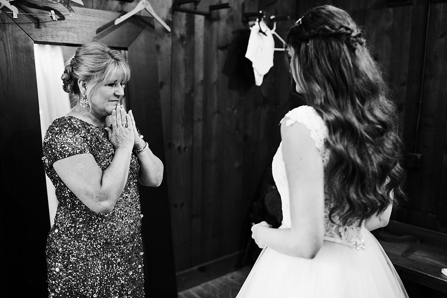 Rustic Barn Wedding Photos Mayowood Stone Barn Rochester, MN | Photography by Photogen Inc. | Eliesa Johnson | Based in Minneapolis, Minnesota