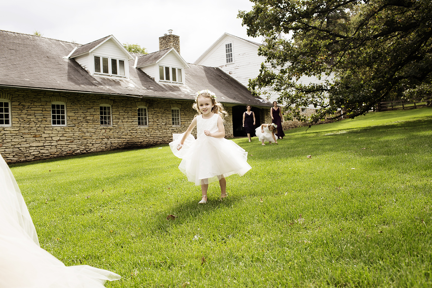 Rustic Barn Wedding Photos Mayowood Stone Barn Rochester, MN | Photography by Photogen Inc. | Eliesa Johnson | Based in Minneapolis, Minnesota