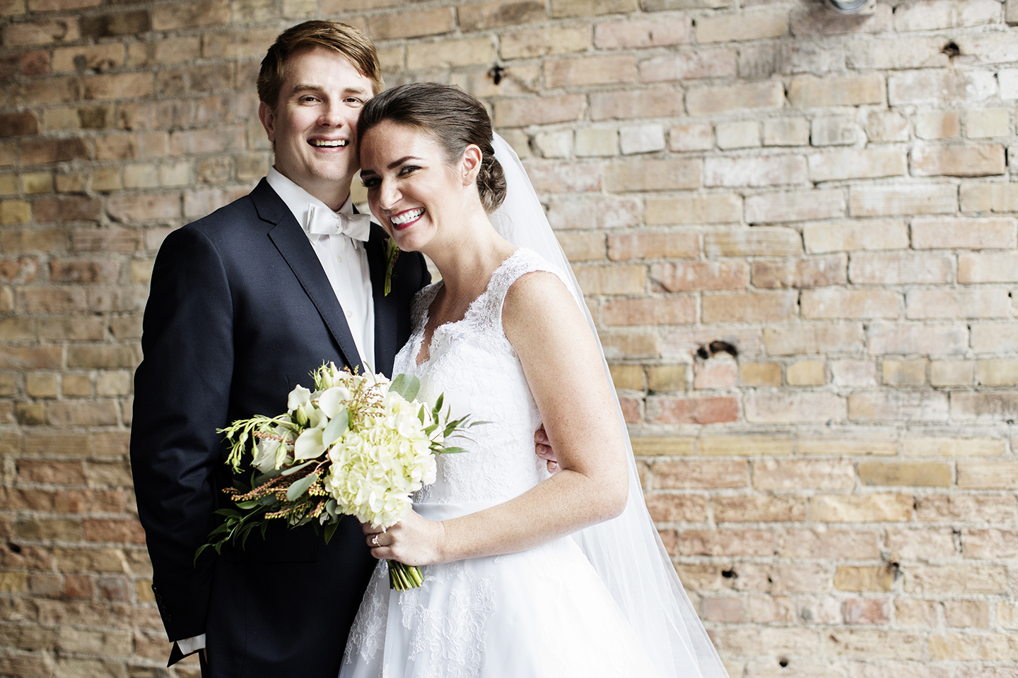 The Loring Social Wedding Photos | Photography by Photogen Inc. | Eliesa Johnson | Based in Minneapolis, Minnesota