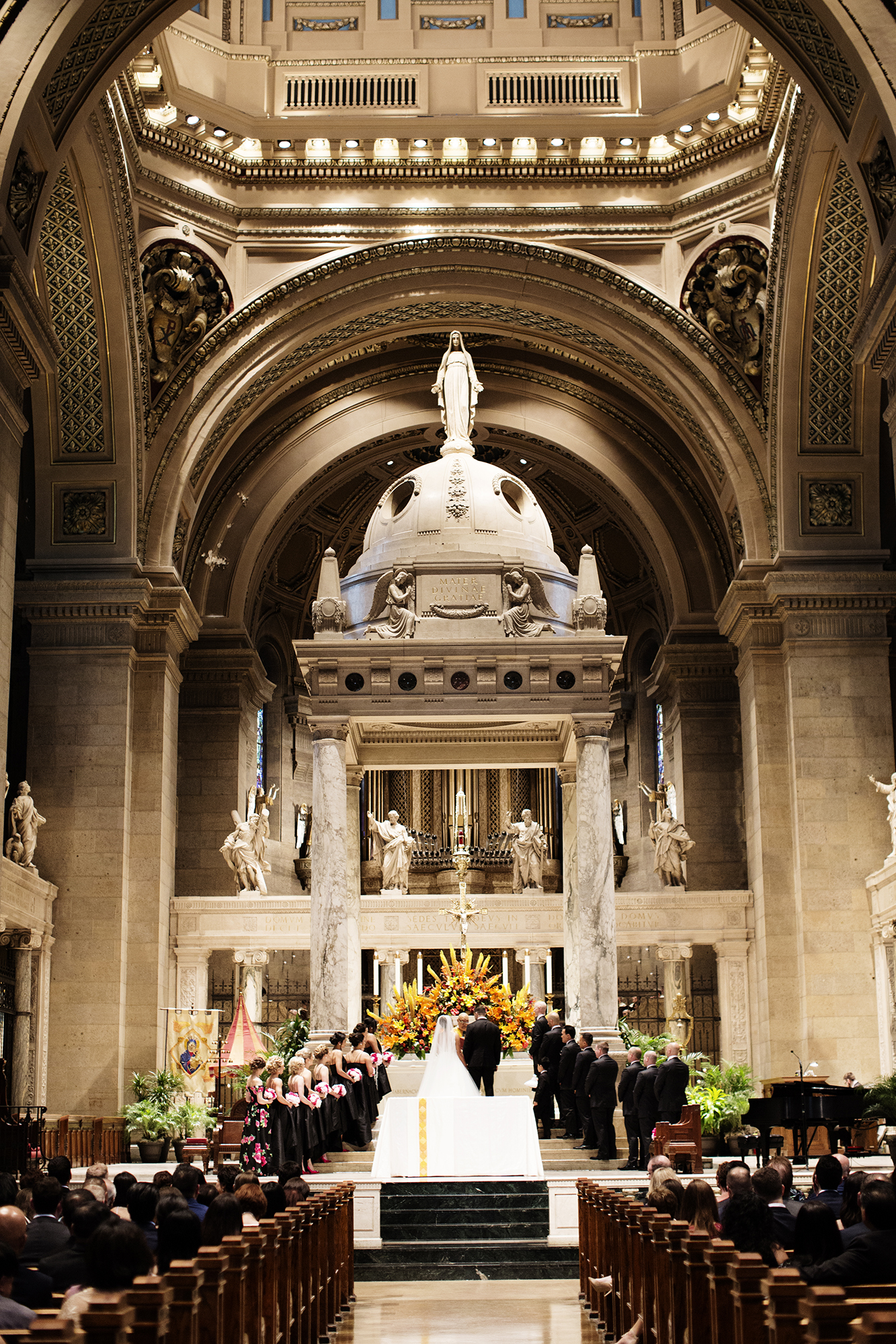 Basilica of St. Mary Wedding Photos | Photography by Photogen Inc. | Eliesa Johnson | Based in Minneapolis, Minnesota