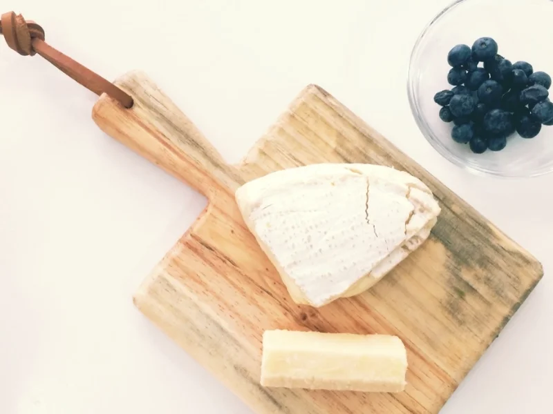 Queijo brie e parmesão com mirtilos frescos.