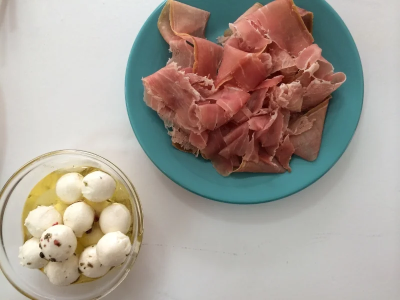 Presunto cru com queijo de cabra.