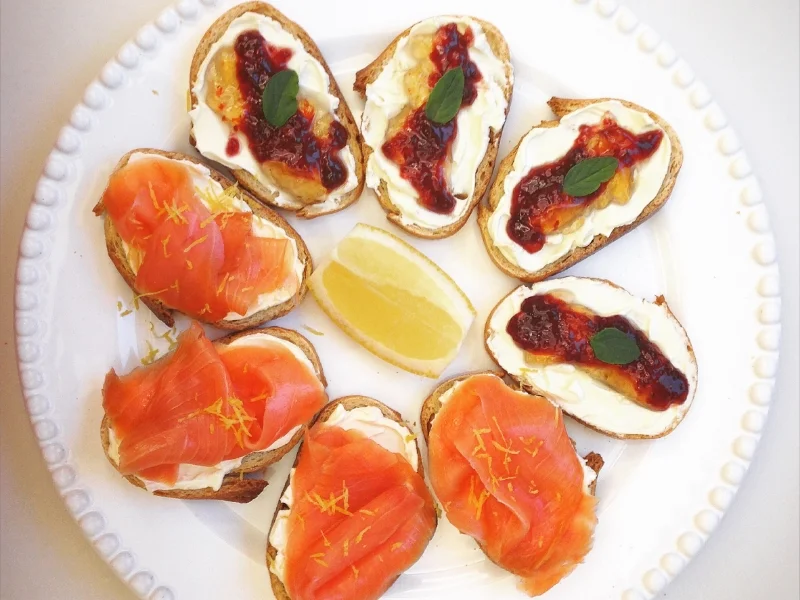Torradinhas de salmão com sour cream e de cream cheese com geleia de pimenta e framboesa.