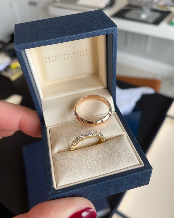 The happy couple and their dreamy jewels!  His &lsquo;n&rsquo; hers wedding bands.  He has gone for rose gold which I adore (wish my skin tone allowed it!) and she has a handcrafted, very yummy, scalloped edge, share claw eternity ring with rather la