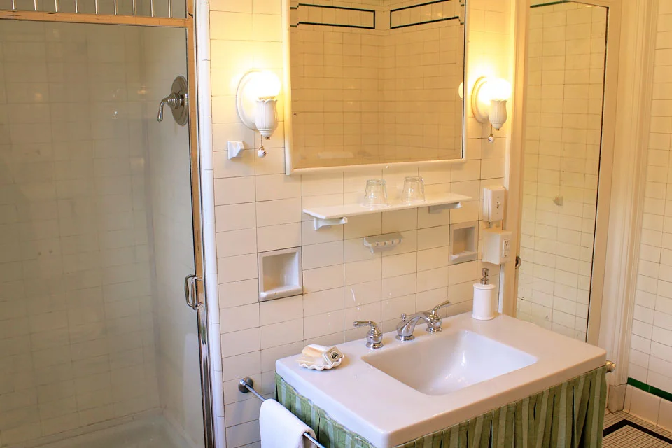 Nantucket- Room 5 with separate tub and shower