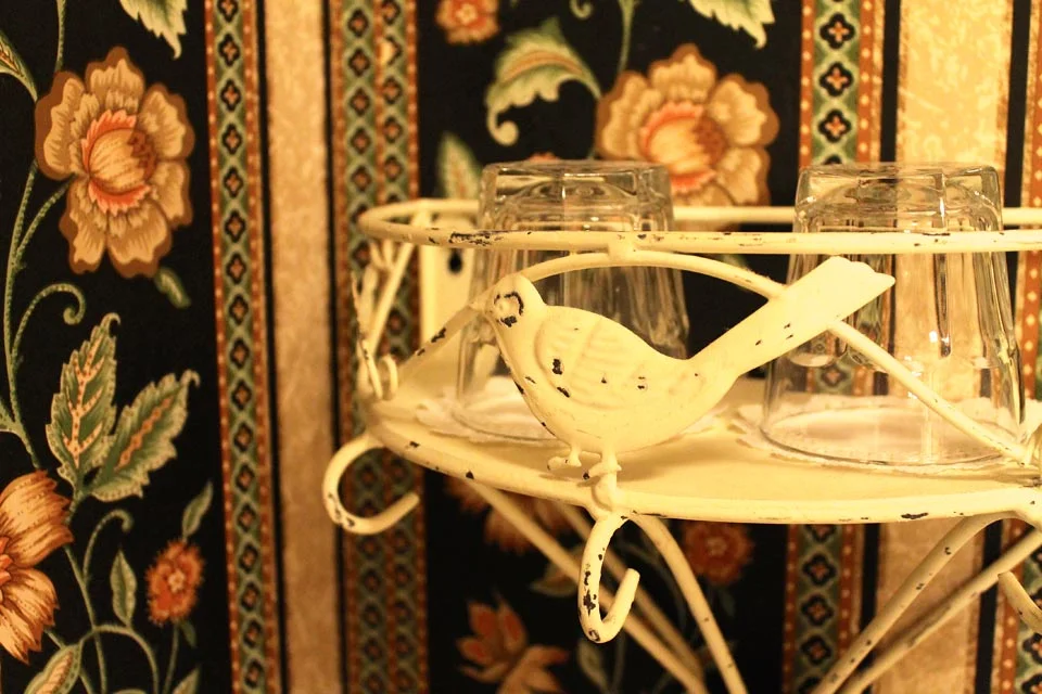Bird ornamentation on shelf of bath in Room 14 of WSInn.