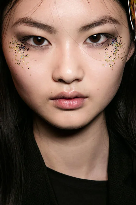 hbz-fw2016-makeup-trends-sparkle-burberry-bks-a-rf16-2397.jpg