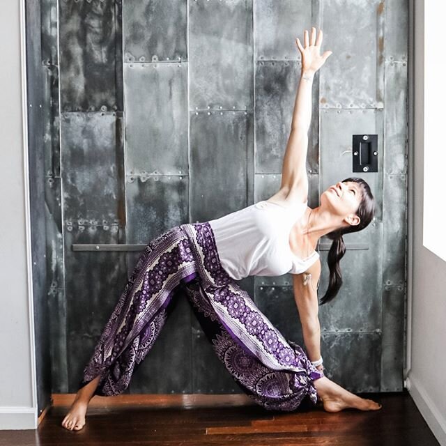 Weekend vibes! ✌🏼 I&rsquo;m so excited to spend the weekend at @hudsonyogaproject for more of my advanced teacher training. What are you guys up to? *
*
*
*
*
#yogapants #yogapractice #yogateachertraining #wellnesscoach