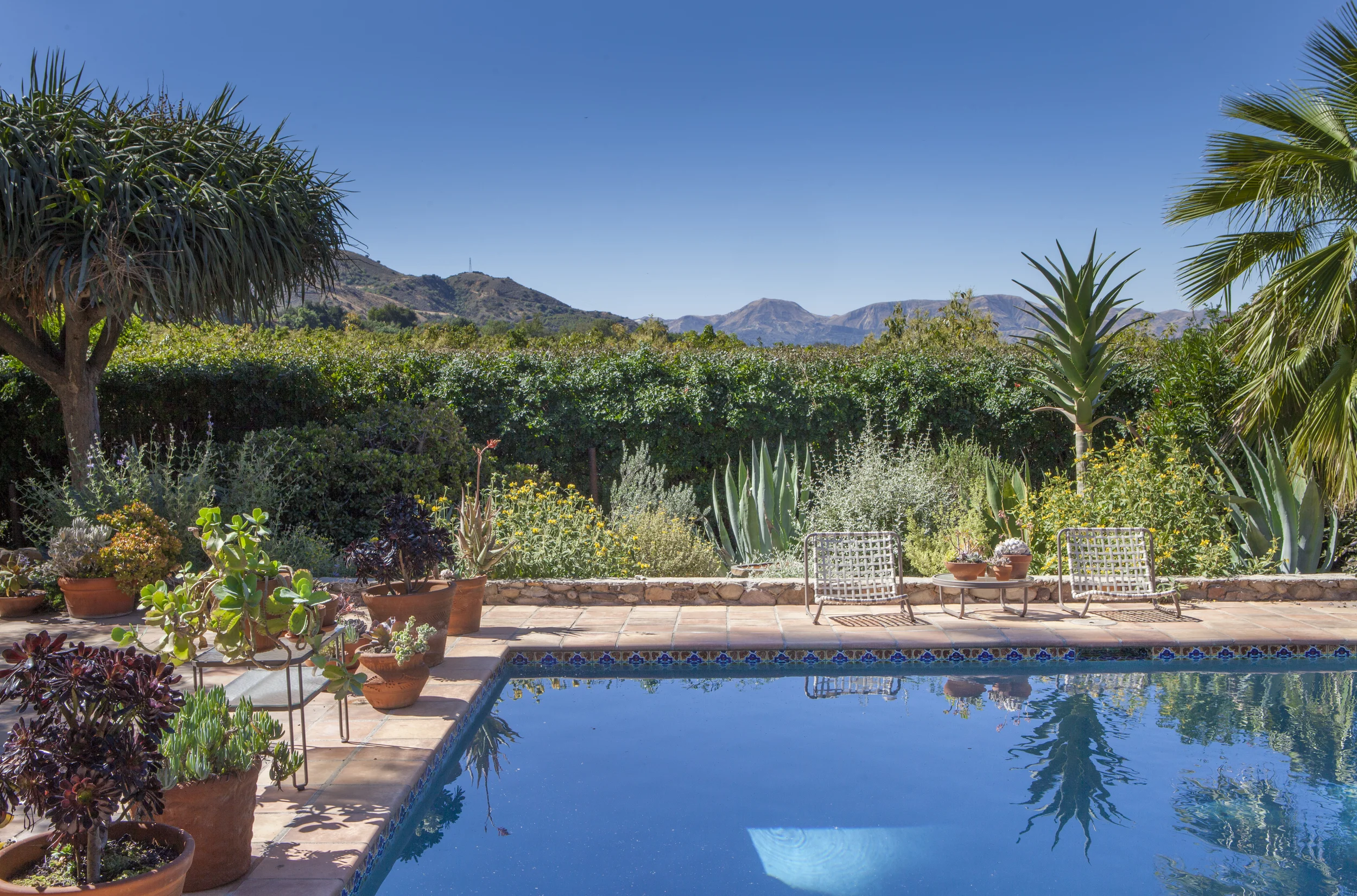 Pool.SandChairs.jpg