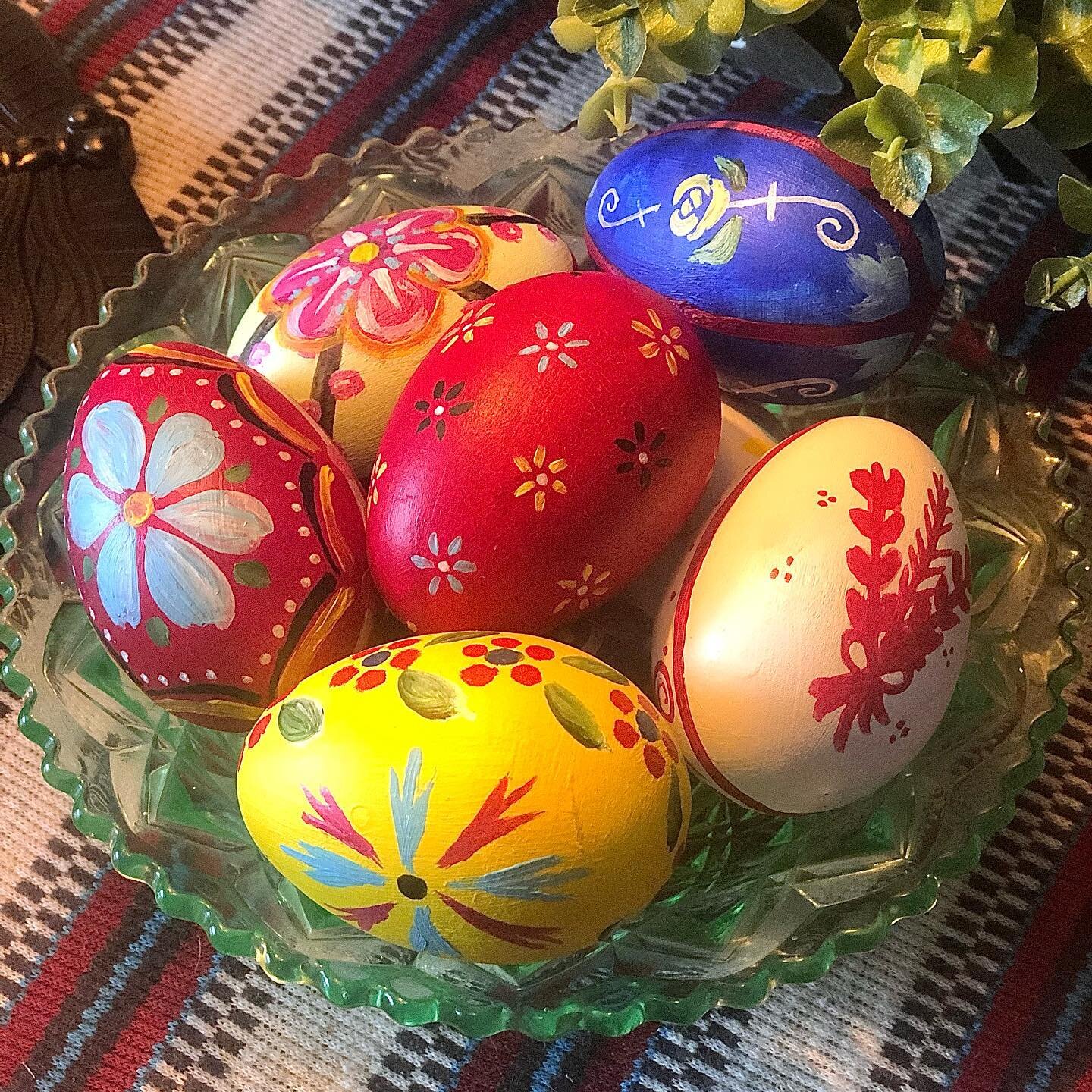 Wooden painted eggs for a friend. It was a difficult, but fun surface to paint on. 
.
.
.
#eastereggs #woodeneggs #paintedeggs #paintedwoodeneggs #anxietyart #milwaukeeart #milwaukeeartist #wisconsinart #wisconsinartist #artwork #abstractart #moderna