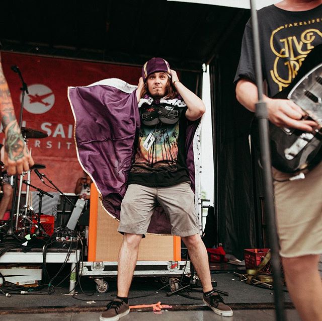 King Kyle... cuttin' wild on @vanswarpedtour with @carouselkings 🤘🏽✂️🔥 #summer #warpedtour #guestappearance #cuttingwild #theentropyband #carouselkings #kingkyle 📸: @dieterunrath
