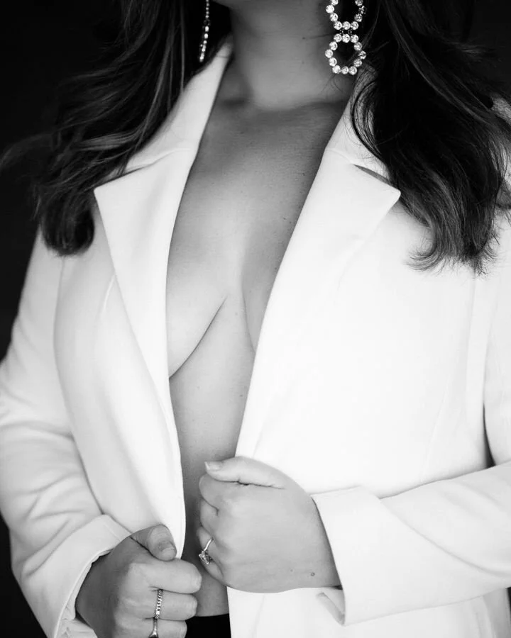 Power Pose on point! 💥⁣
⁣
#brooklynboudoir #modernboudoir #bestboudoir #statementaccessories #modernbride #bestgiftever ⁣
#modernwedding #boudoirshoot #newyorkboudoir #boudoirphotography #beautyandboudoir #boudoir #powerpose