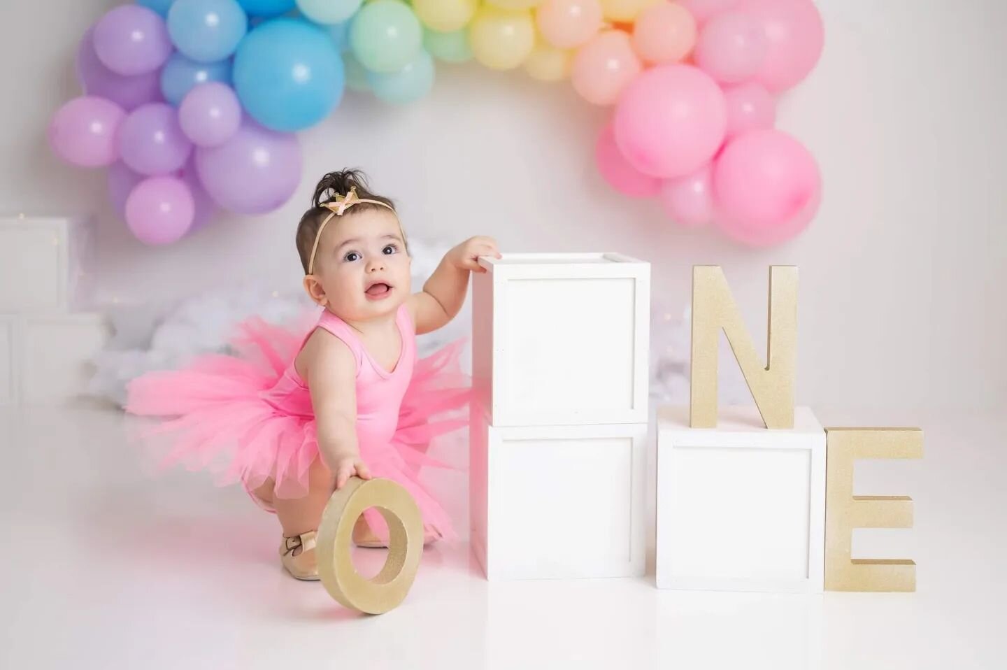 Anna's first birthday shoot 🌈 #firstbirthday #newmarketphotostudio #newmarketmoms #newmarketphotographer #torontomaternityphotographer #torontofamilyphotographer #torontophotographer #torontomoms