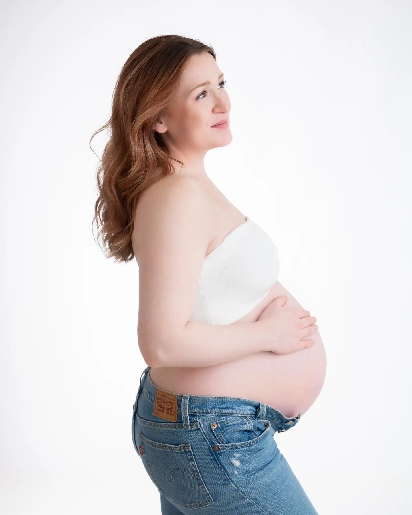 Colour or black &amp; white? 🤍🖤

#maternityphotography #torontomaternityphotographer #newmarketphotostudio #newmarketphotographer #newmarketmoms