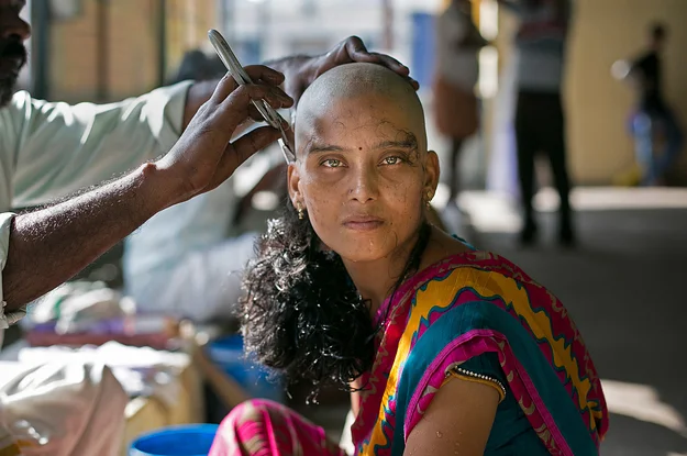 these-striking-images-show-indian-women-shaving-t-2-14241-1480493130-0_dblbig.jpg