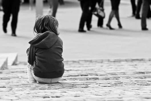 1-alone-in-the-crowd-caroline-gorka.jpg