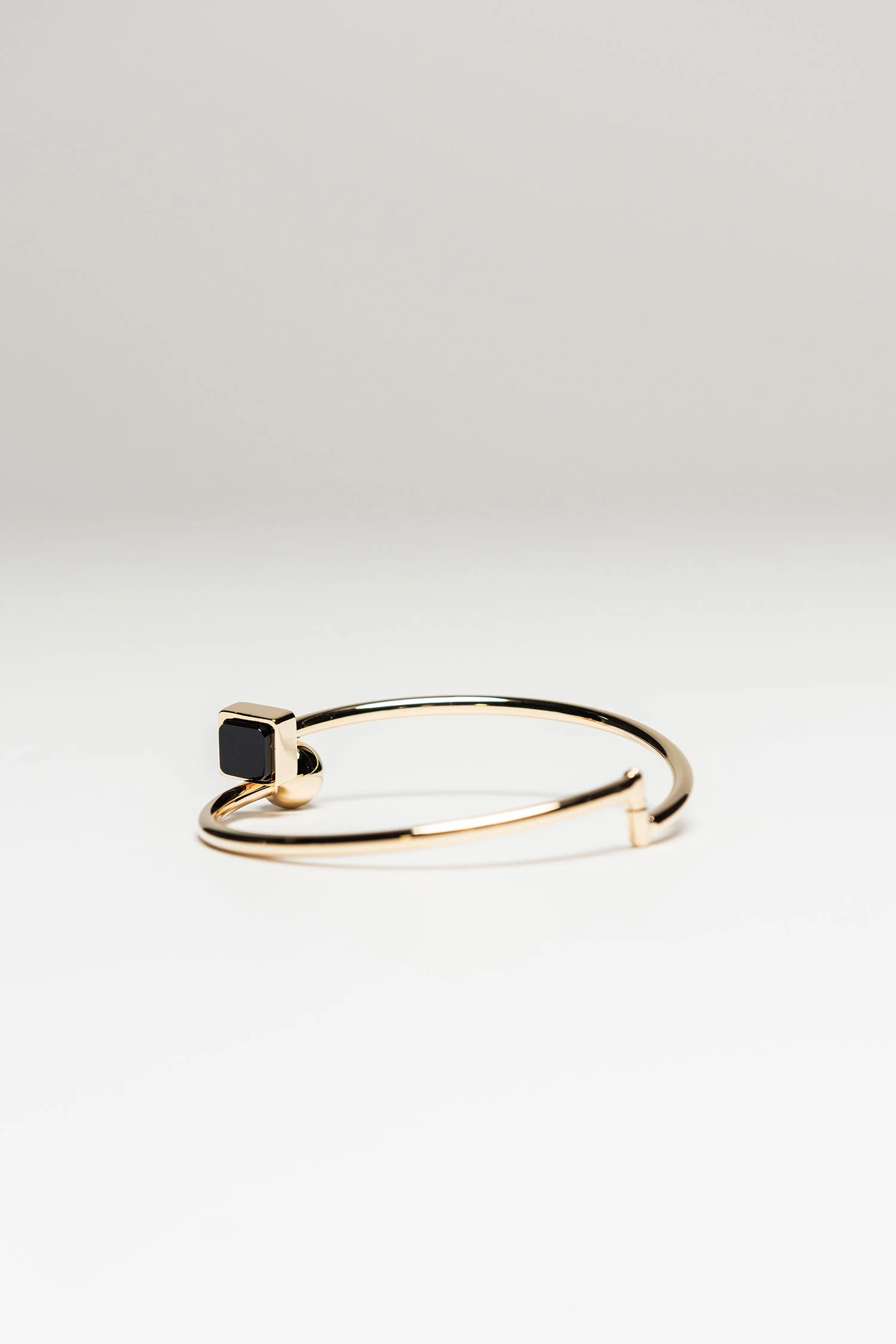 OETLCO_EGOTIQUE-OPEN-BRACELET-01.jpg