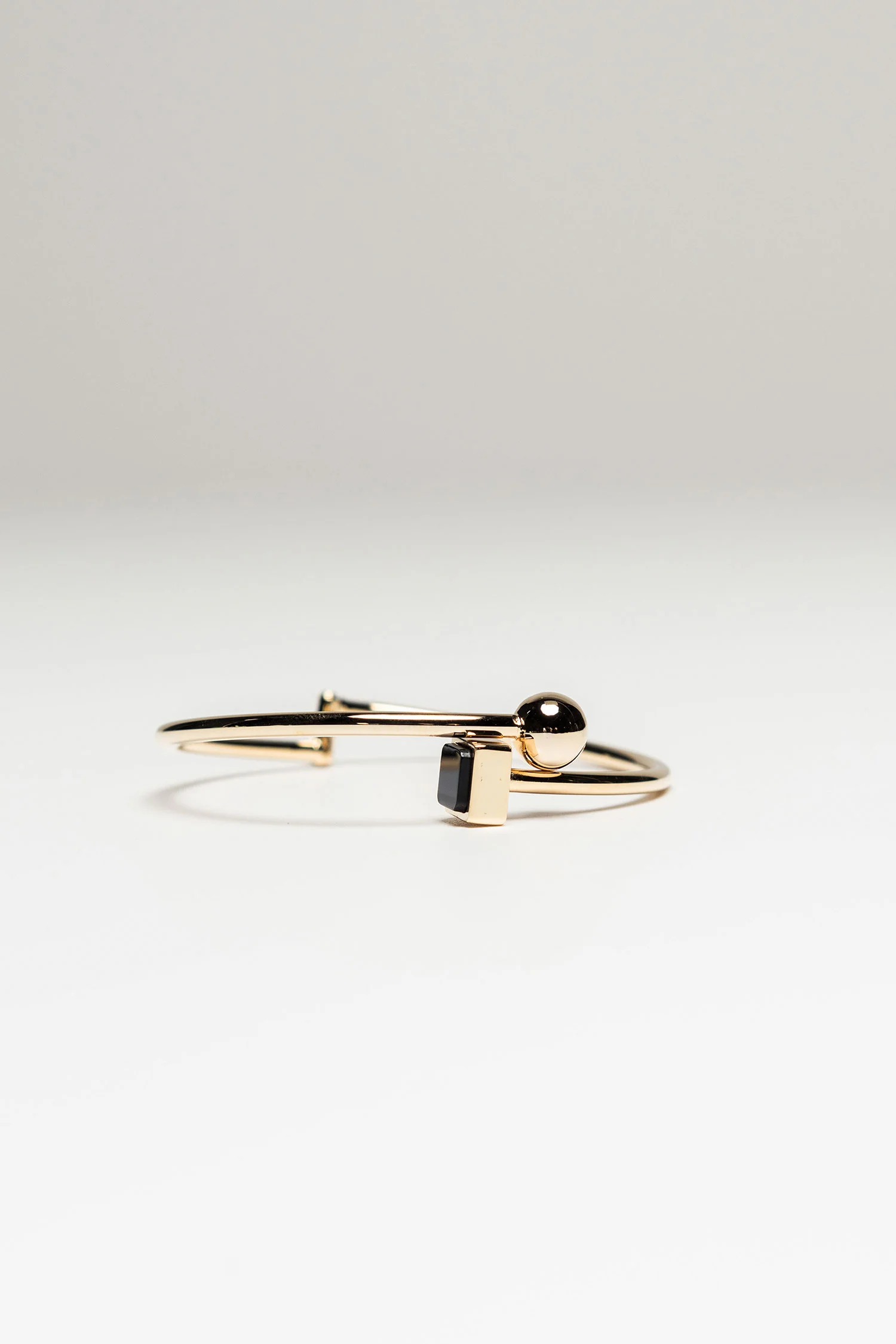 OETLCO_EGOTIQUE-OPEN-BRACELET-02.jpg