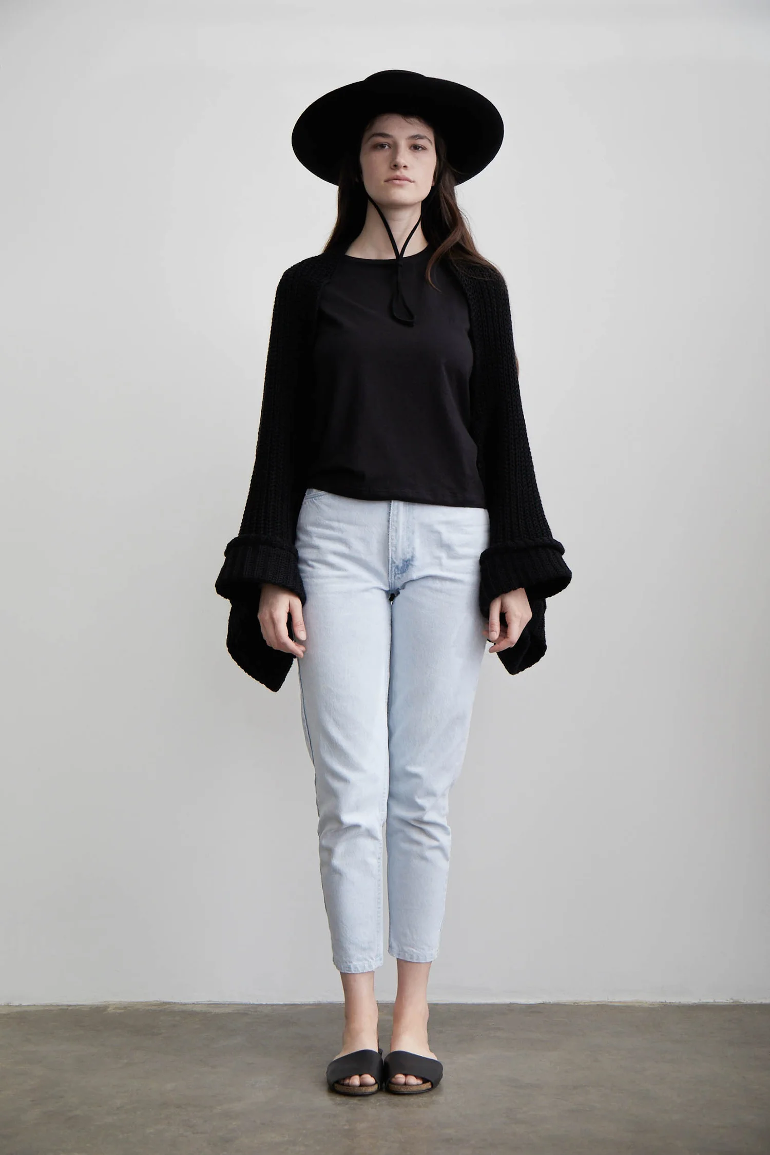 oetlco-cubreme-chiyo-mangas-sweater-black-front.jpg