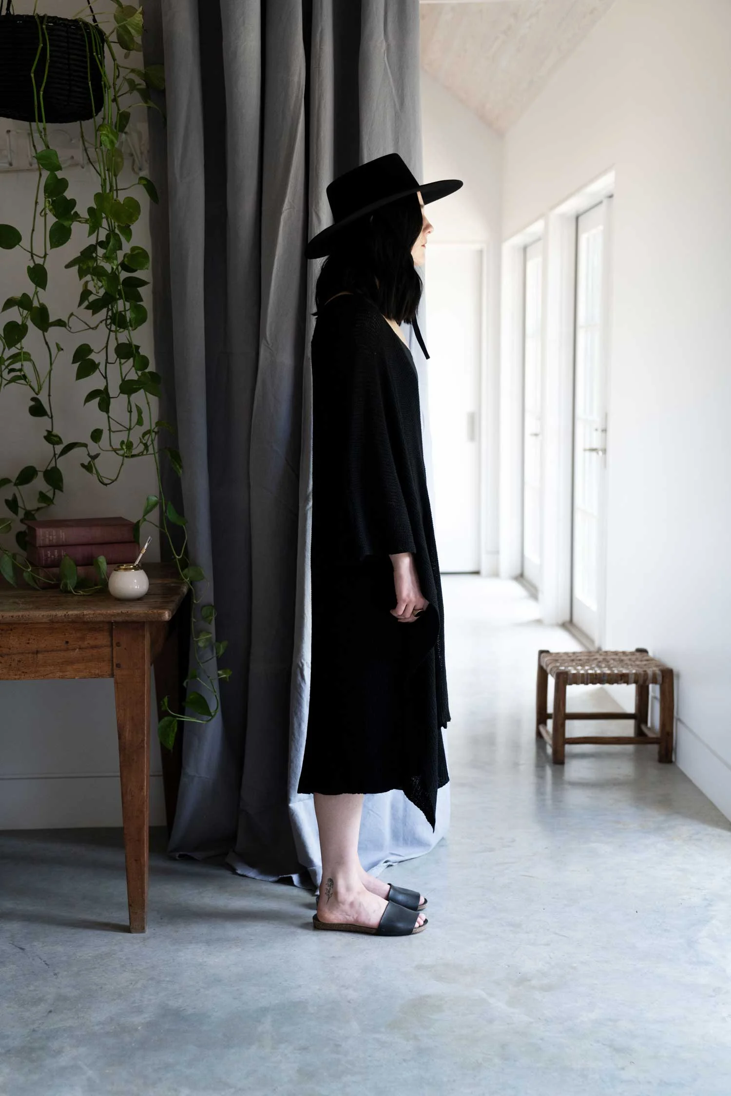 oetlco-cubreme-chimango-kimono-made-in-chola-don-sombrero-hat-black-side.jpg