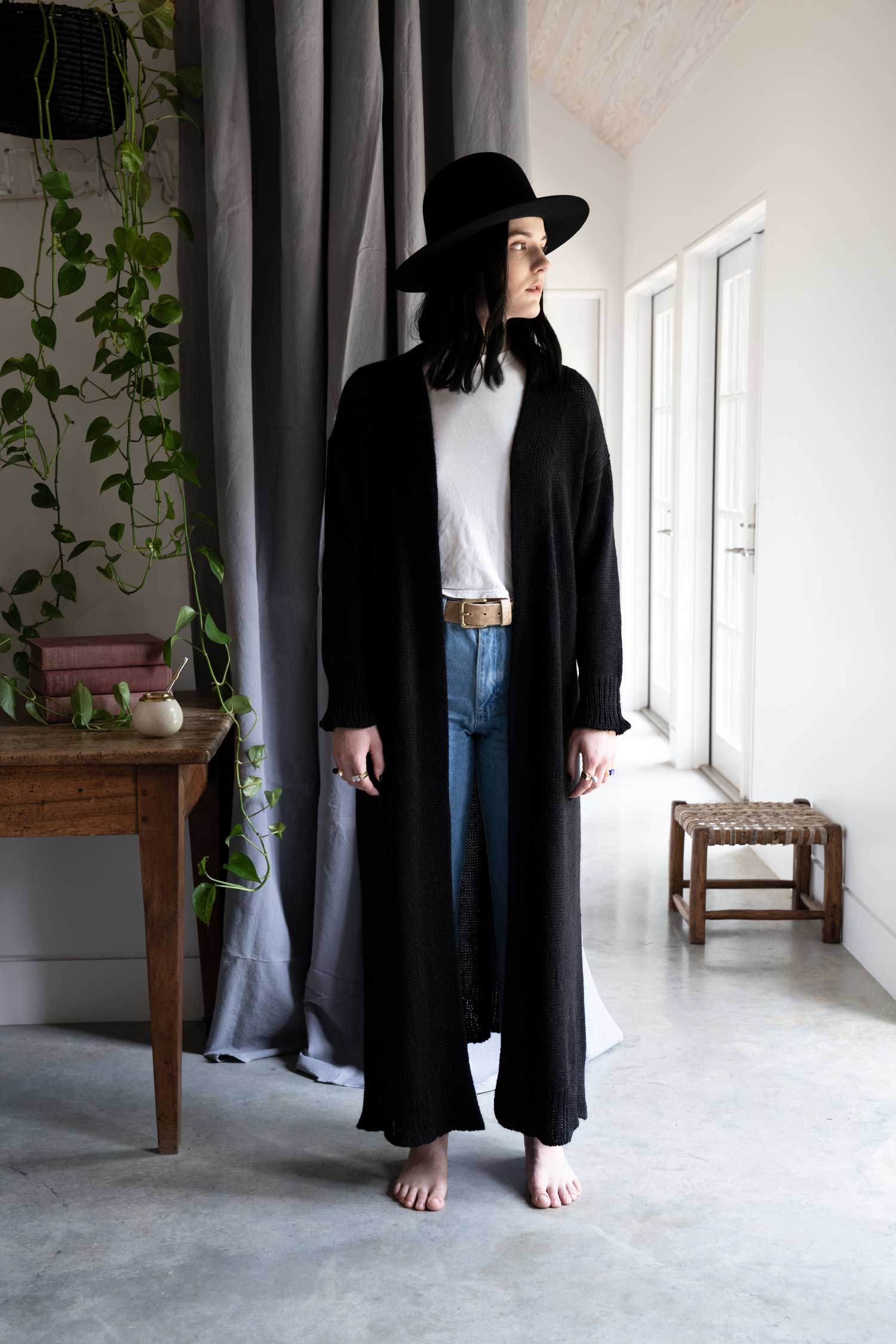 oetlco-cubreme-funes-long-cardigan-black-front-open.jpg
