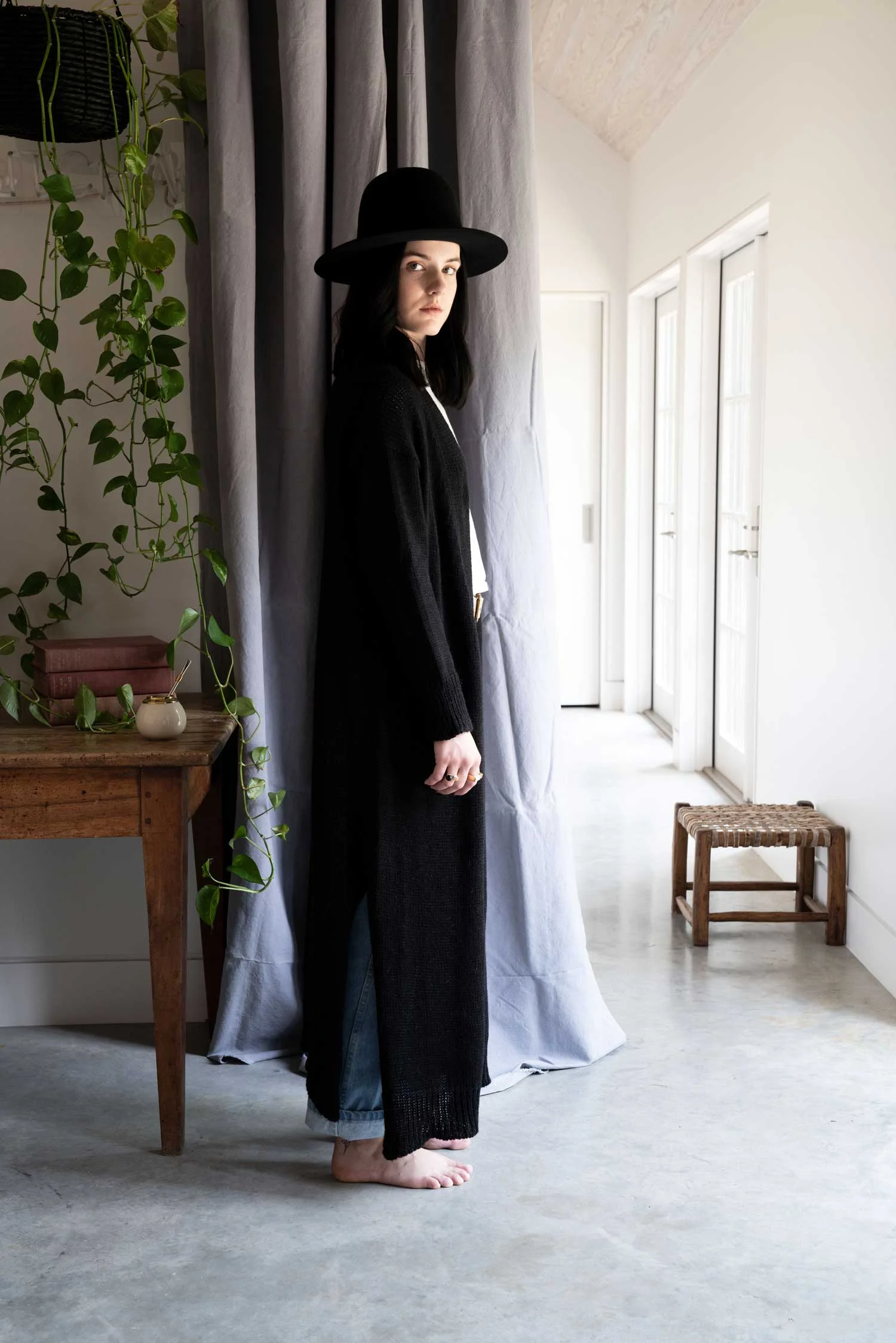 oetlco-cubreme-funes-long-cardigan-black-side.jpg