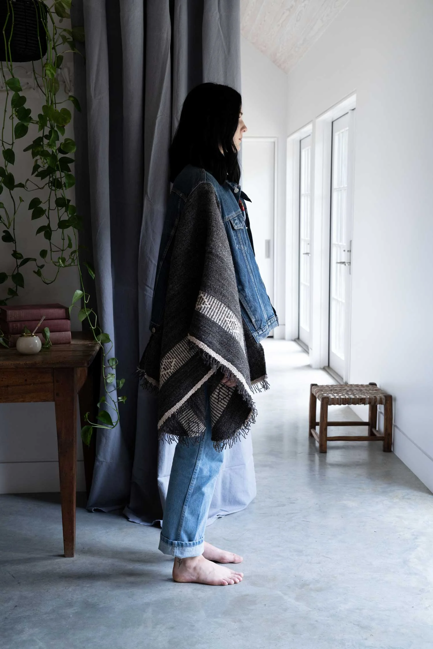 oetlco-flan-mixto-urban-poncho-gray-side-editorial.jpg