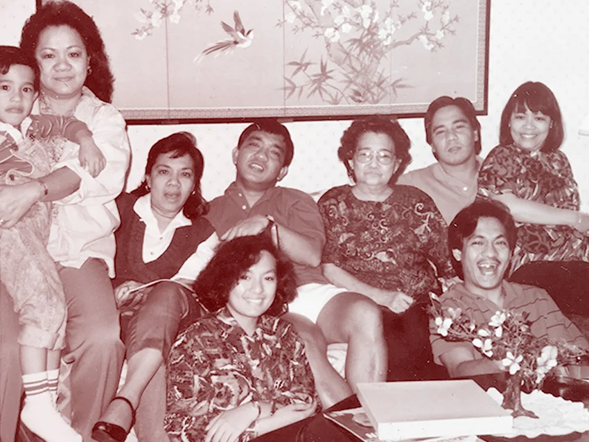 Lyn (left). Paula (third from right) with five of her children, one son-in-law, and two grandchildren.