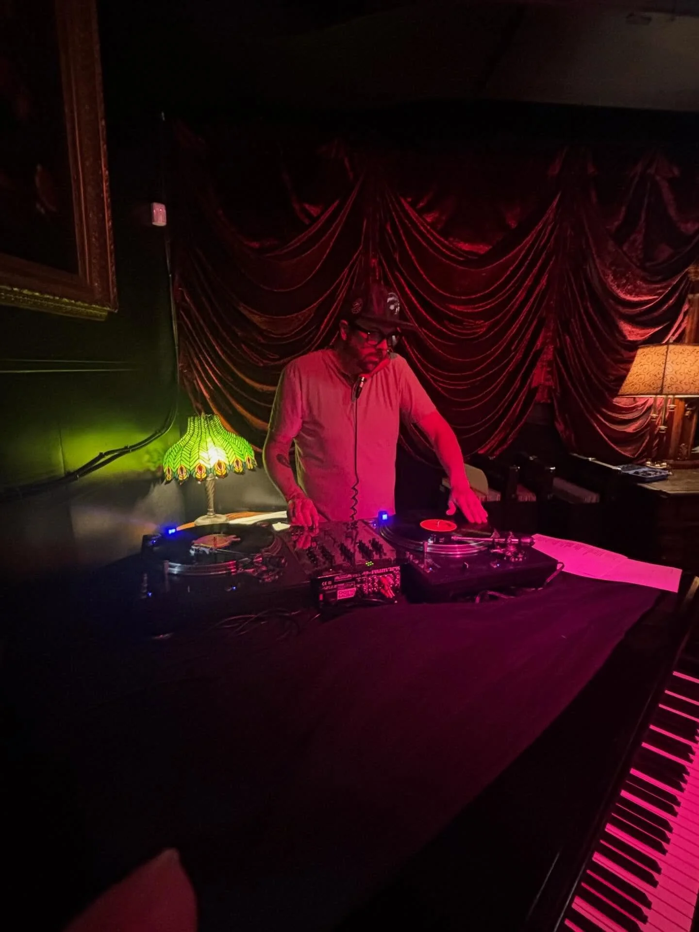I had a great time playing on all vinyl last night (on top of a piano) for Potluck Social 2.0 at The Biltmore. Thank you Will McGuirk for hosting and organizing!

📸: @dizzie1982 
#doingthemusic #djtictactic #vinyldj